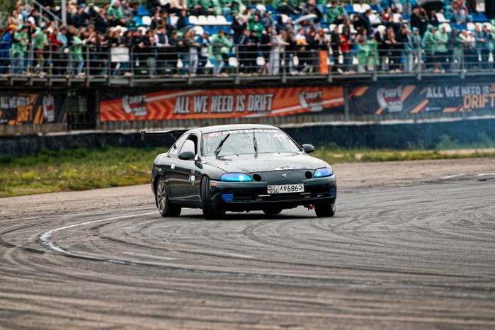 Гонка автомобилей на дрифт-фестивале скорости и драйва Drift Expo Track Mode 2025