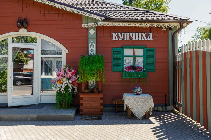 Летние виды улицы Московской со старинными домами в Звенигороде