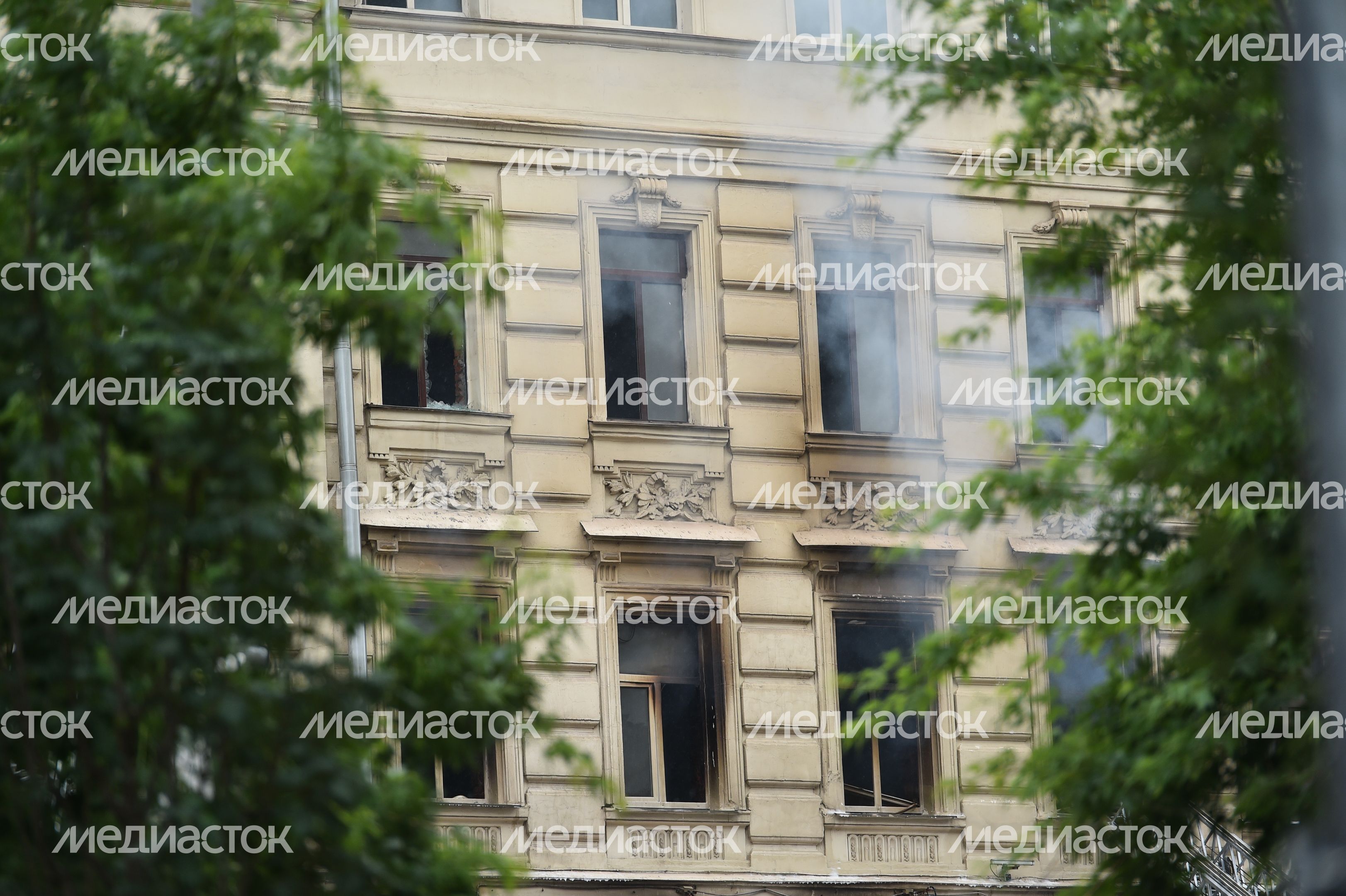 Пожар в реставрируемом здании на Тверской улице в Москве