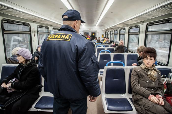 Пассажиры в электричке