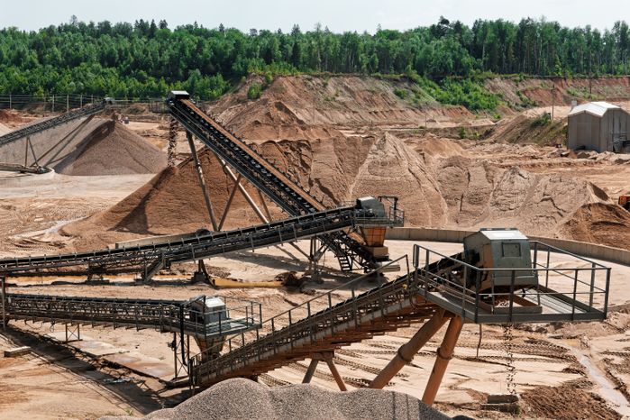 Добыча песка и щебня в Богаевском карьере у деревни Орешки Рузского округа