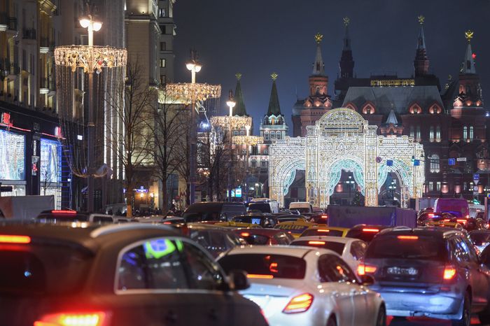 Включение подсветки новогодней арки в стиле театра «Эрмитаж» в Москве