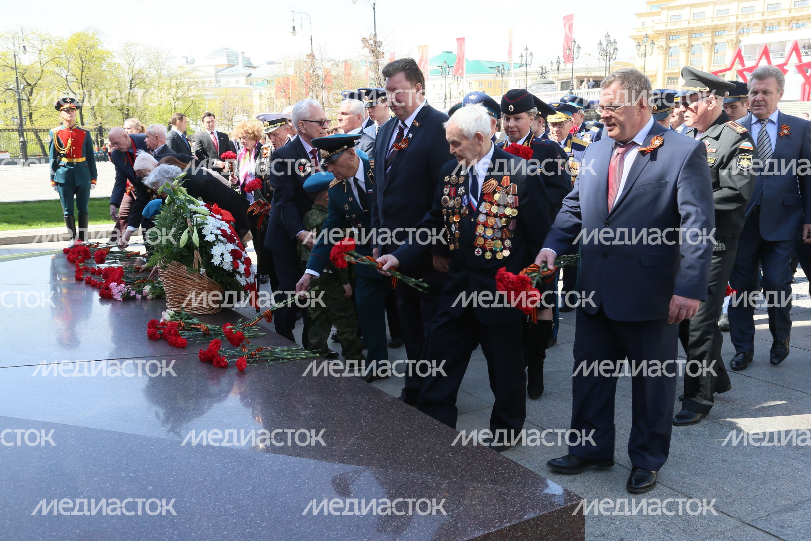 А. Воробьев принял участие в церемонии возложения цветов на Красной площади