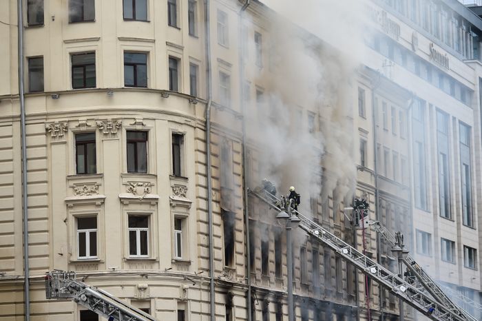Пожар в реставрируемом здании на Тверской улице в Москве
