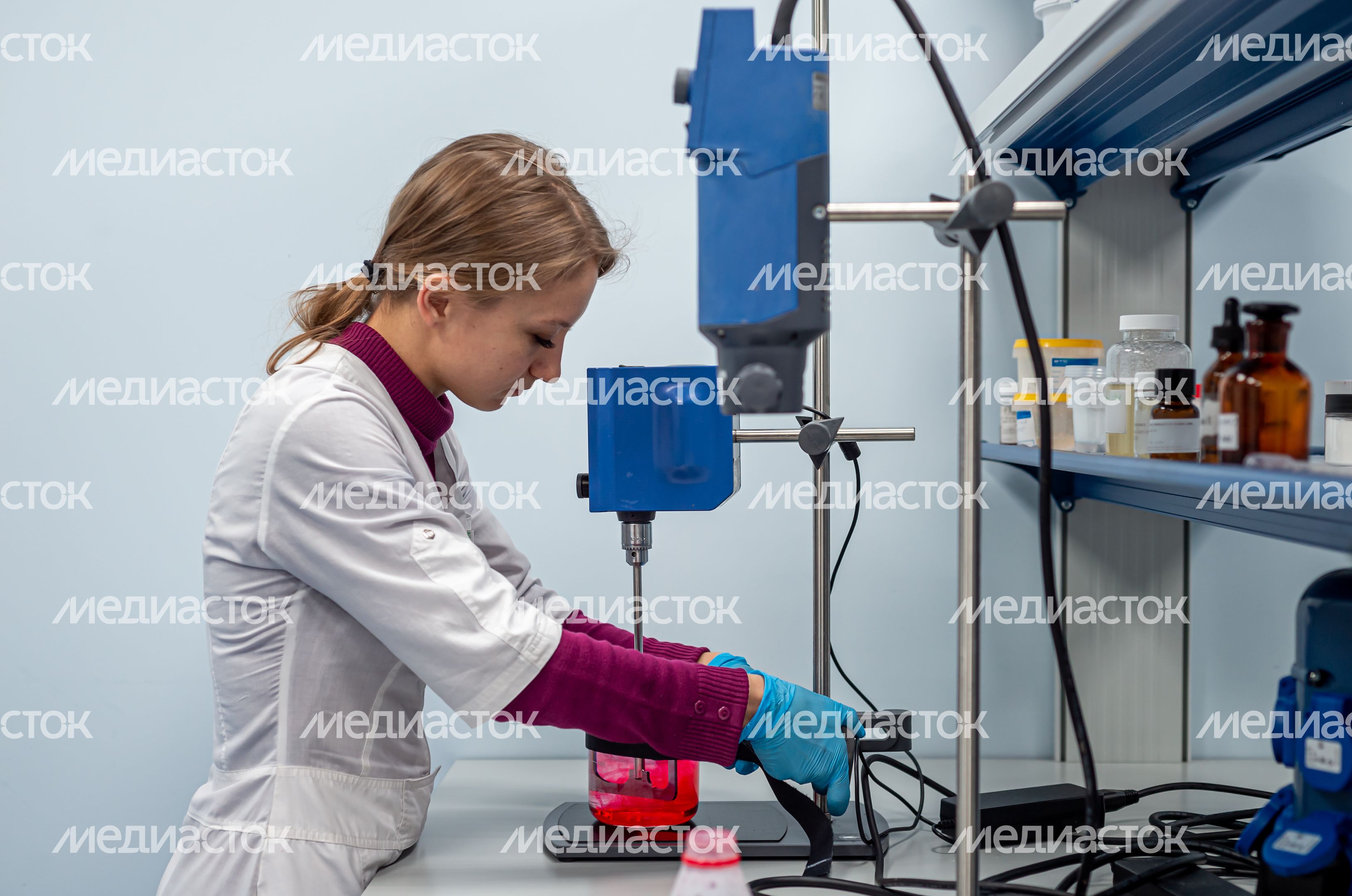 Процесс работы фабрики косметического бренда Mixit