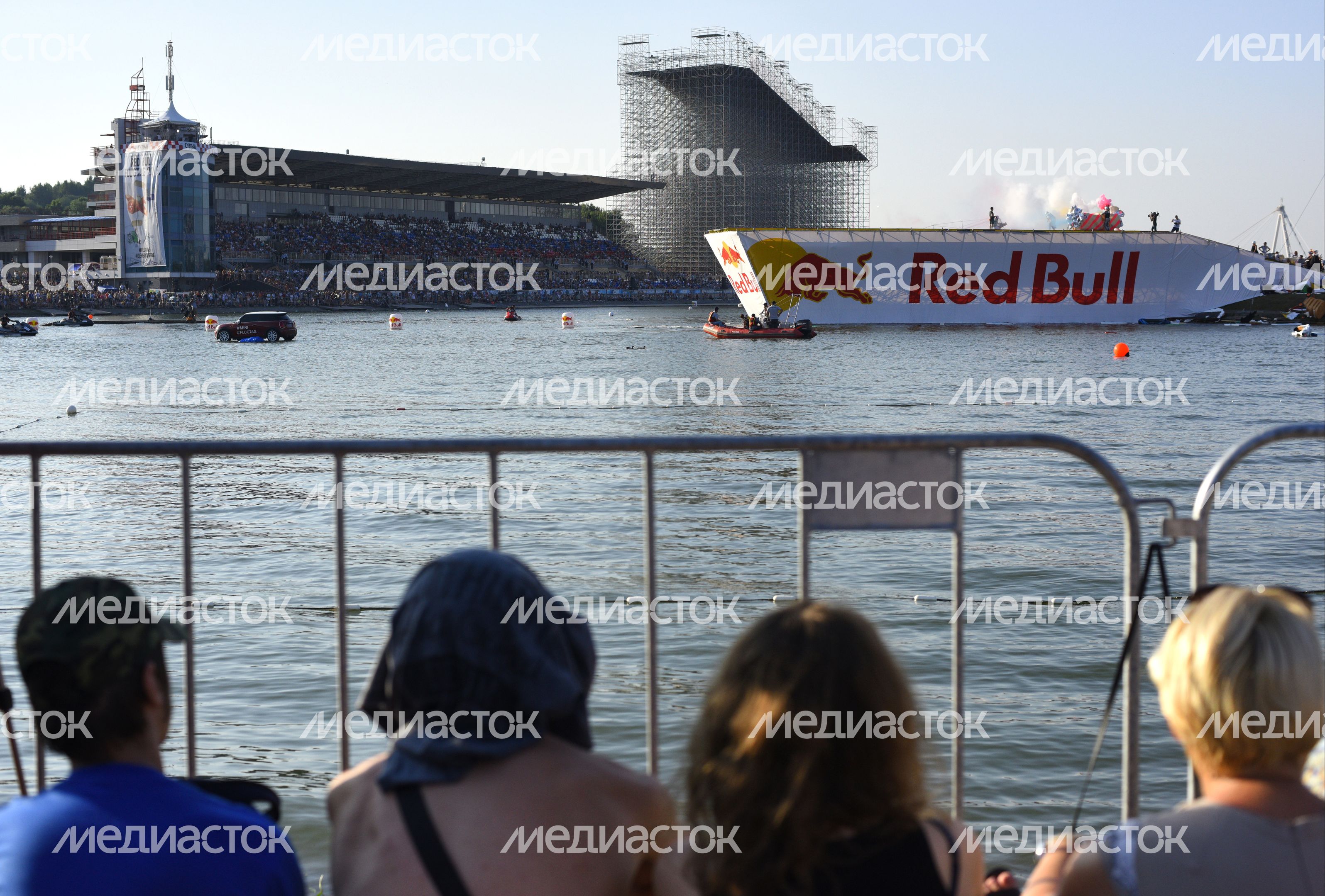 Фестиваль самодельных летательных аппаратов Red Bull Flugtag 2015