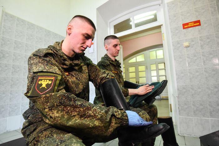 Подготовка военнослужащих отдельного комендантского Преображенского полка к военному параду на Красной площади