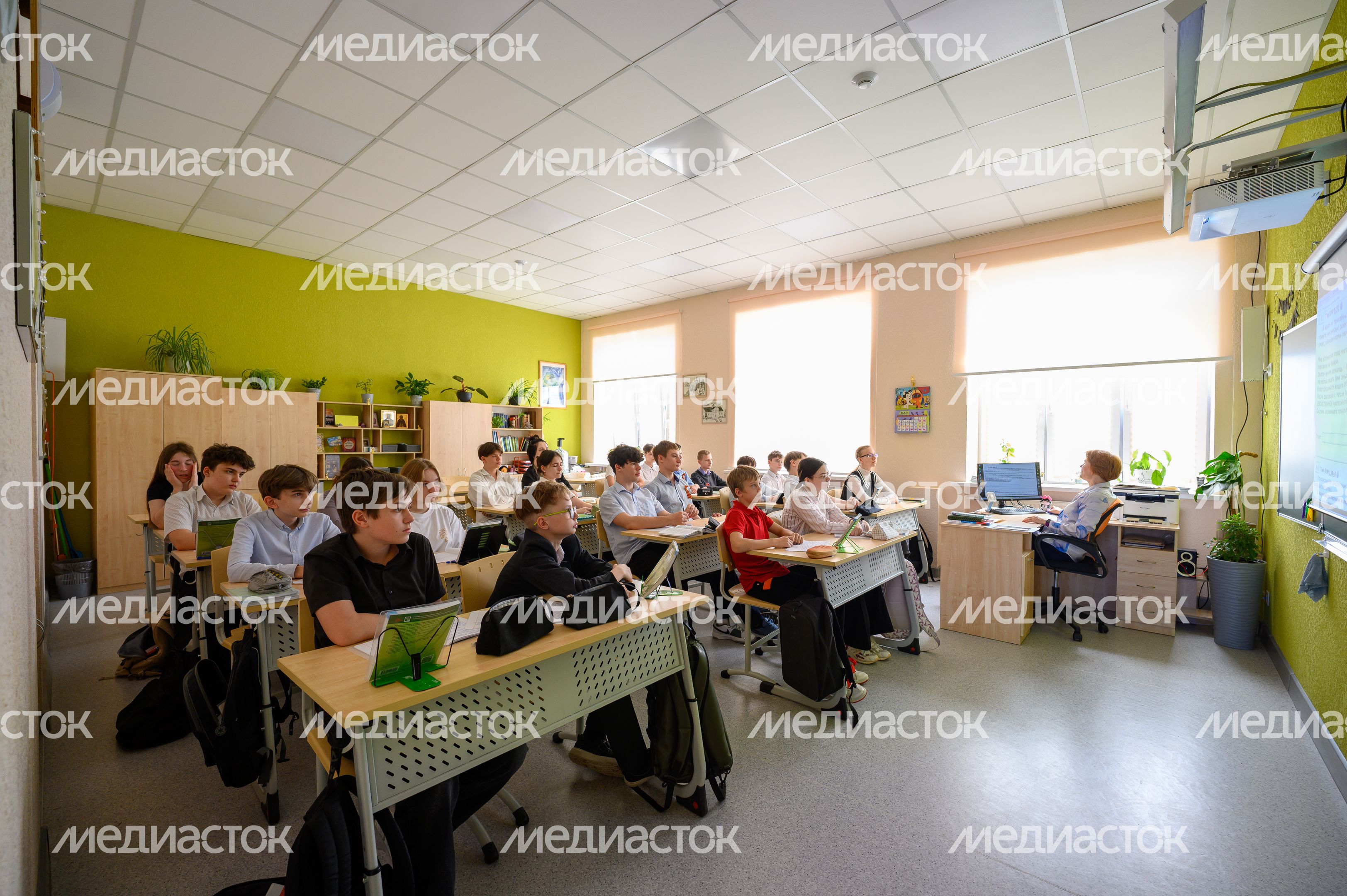 Ученики на уроке в средней школе №1 после капитального ремонта в Серпухове (Школе современного образования) Ученики на уроке в средней школе №1 после капитального ремонта в Серпухове (Школе современного образования)