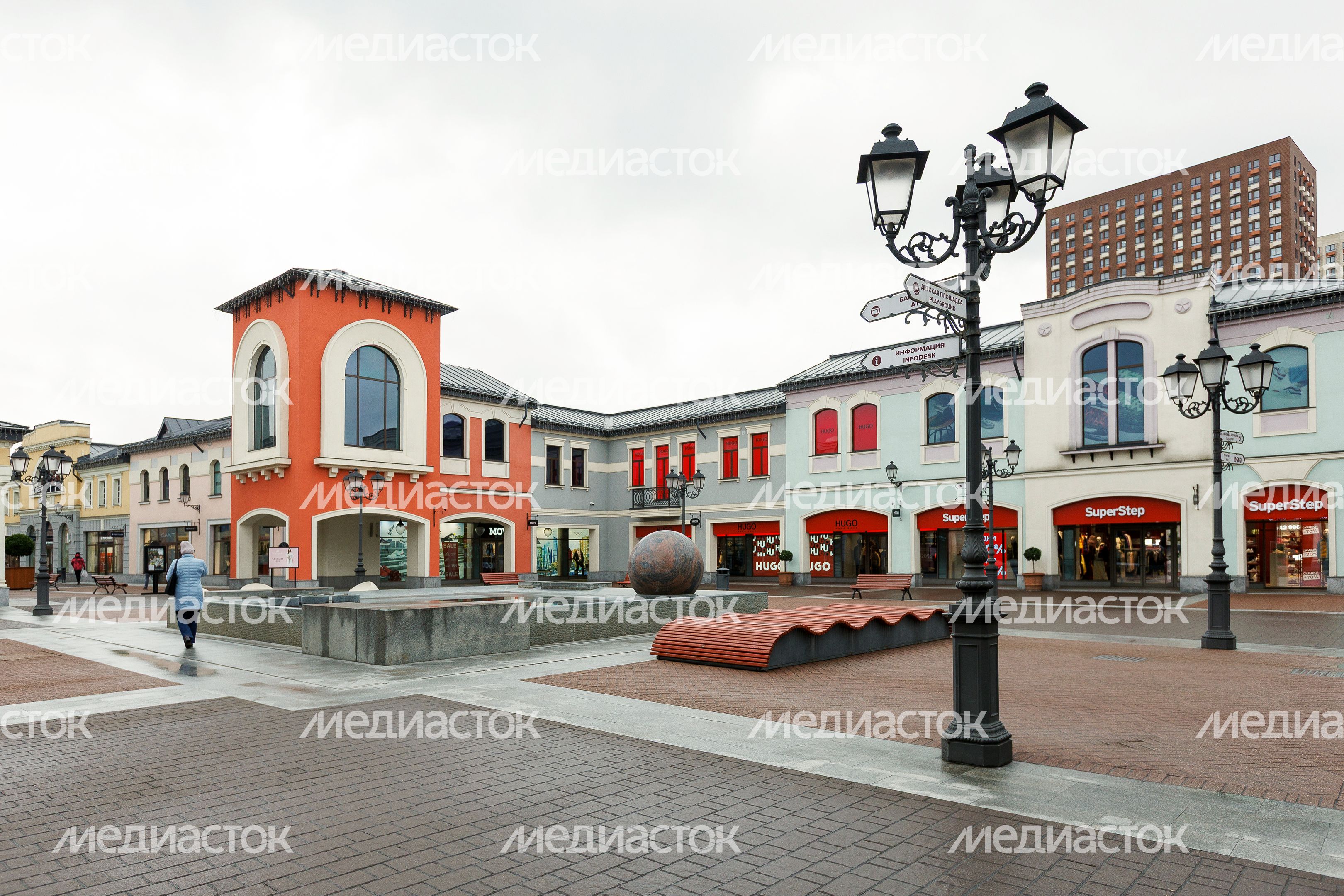 Торговый центр «Outlet Village Белая Дача» в Котельниках осенью Торговый центр «Outlet Village Белая Дача» в Котельниках осенью
