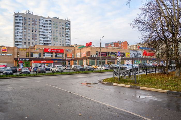 Проспект Академика Туполева в микрорайоне Авиационный Домодедово осенью