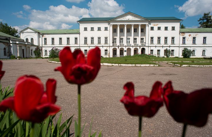 Весенние виды усадьбы Ивановское
