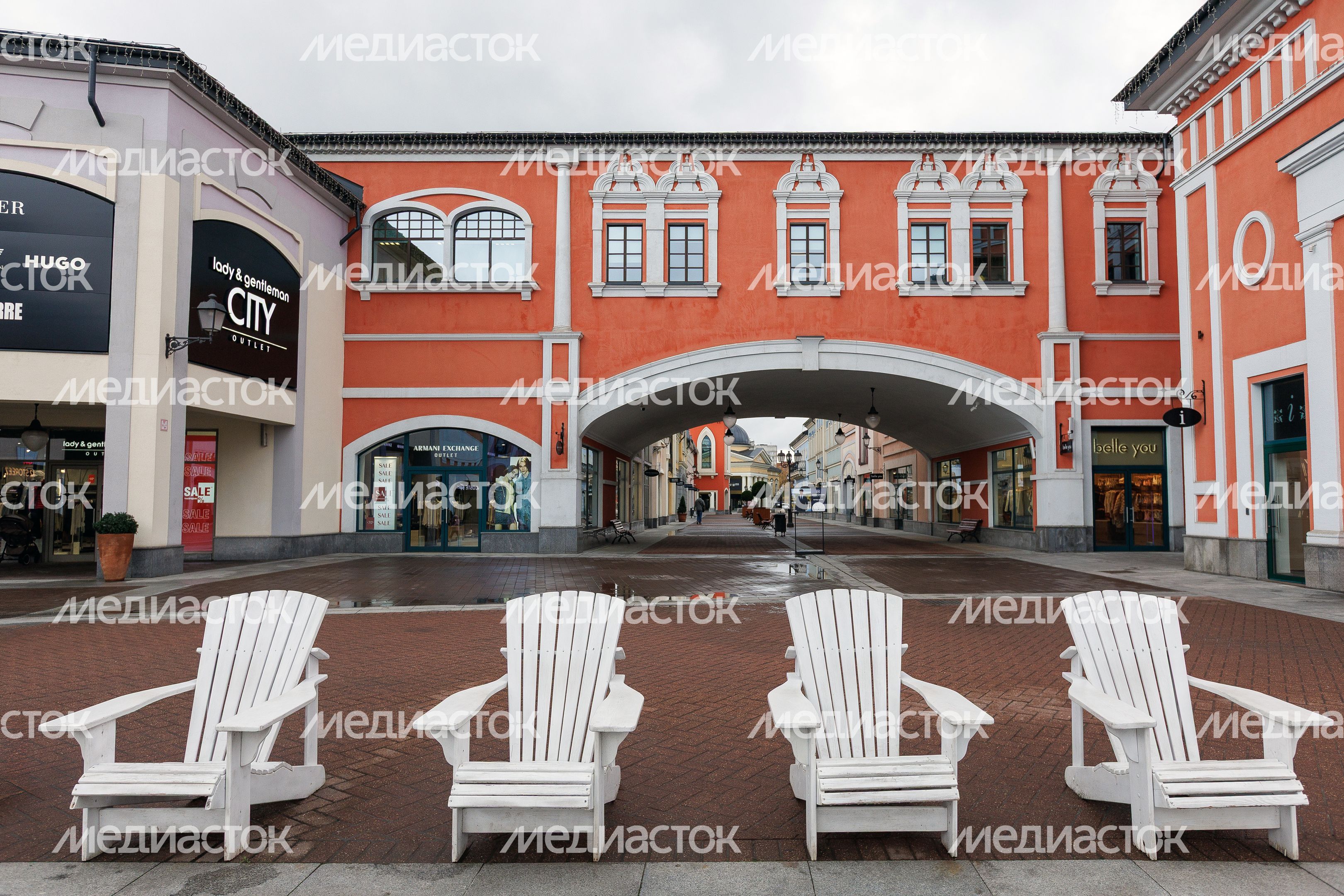 Торговый центр «Outlet Village Белая Дача» в Котельниках осенью Торговый центр «Outlet Village Белая Дача» в Котельниках осенью