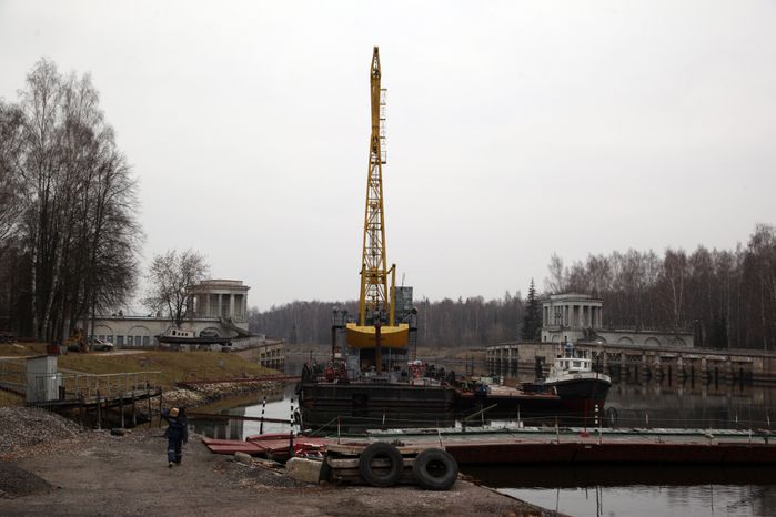 Установка понтонного моста в Дубне