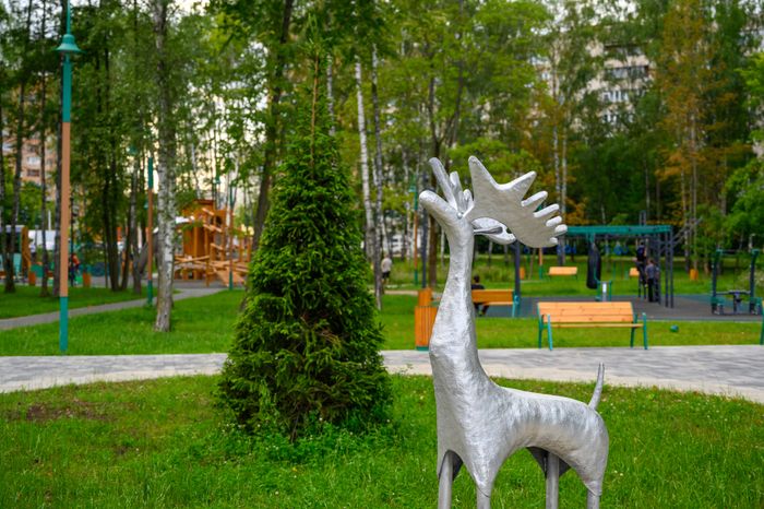 Скульптура оленя в сквере «Затишье» в Электростали летом