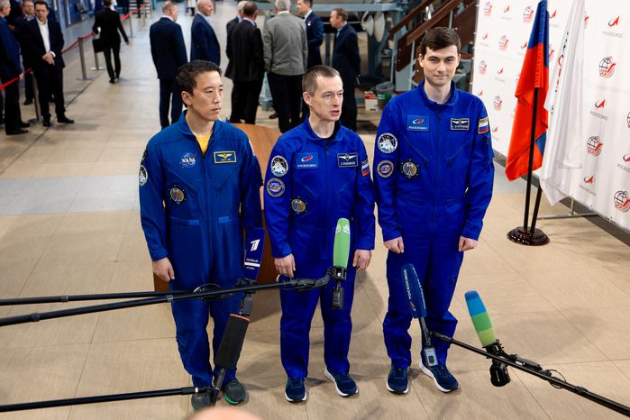 Космонавты основного экипажа МКС-73 Д. Ким, С.Н. Рыжиков, А.В. Зубрицкий на комплексной тренировке в Звездном городке