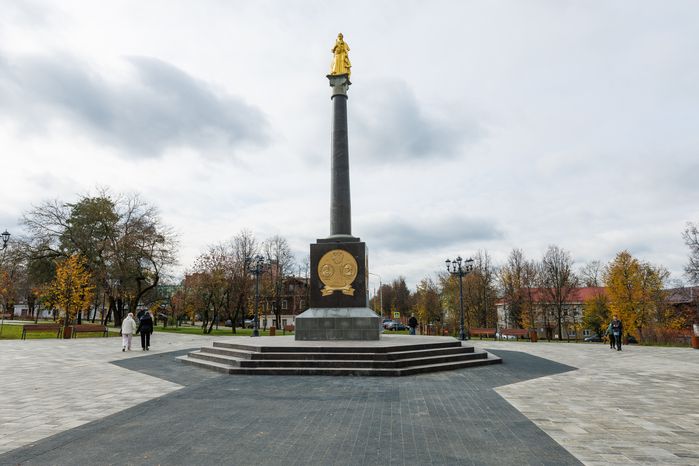 Памятник Екатерине II в сквере Бугрова в Ногинске осенью