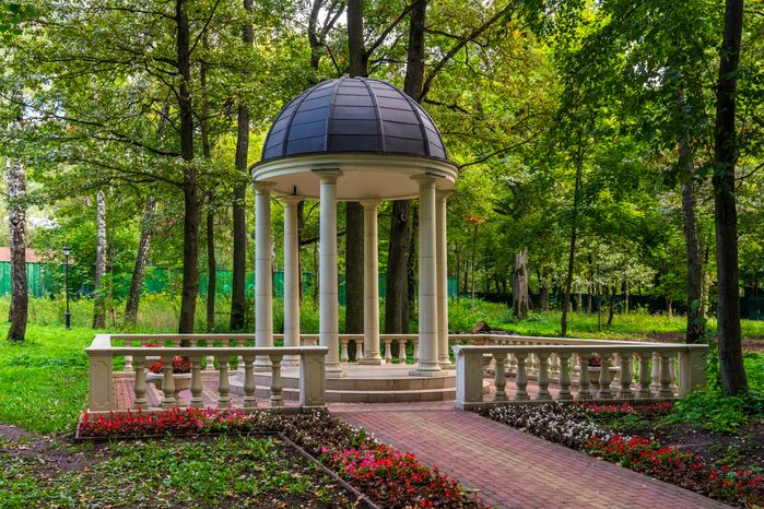 Ротонда в парке культуры и отдыха «Ивановские пруды» в Красногорске летом