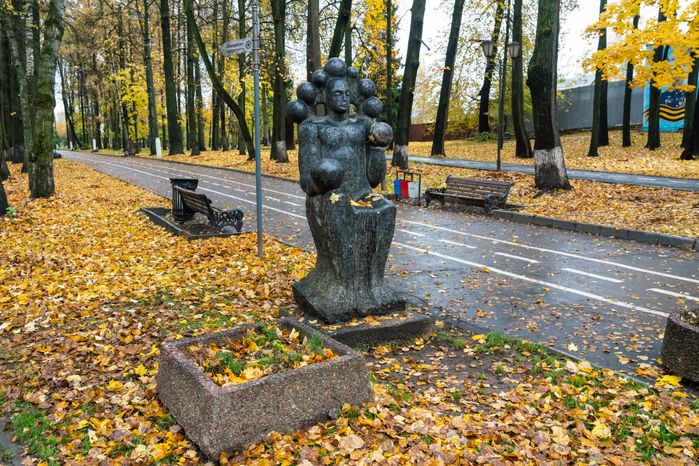 Гранитный арт-объект «Великое противостояние» скульптора С.А. Сбитнева