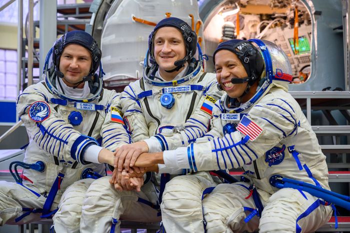 Космонавты экипажа МКС-74 Сергей Микаев, Сергей Кудь-Сверчков, Кристофер Уилльямс в Звездном городке