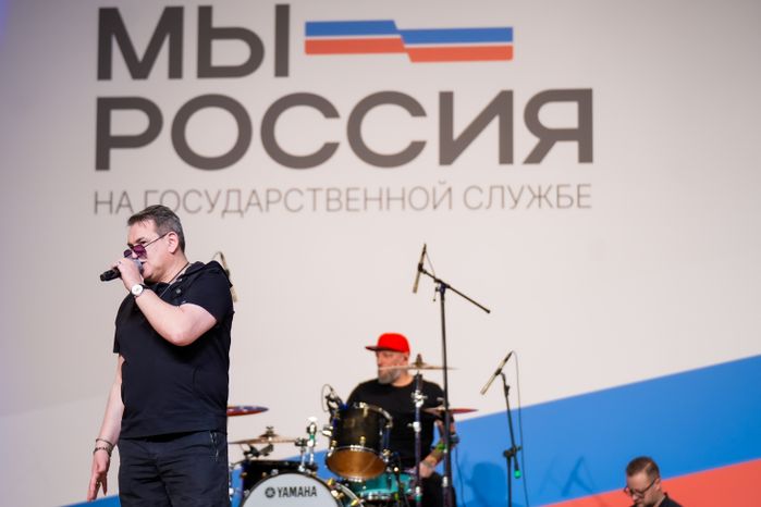 Группа "7Б" выступает перед гостями и участниками форума "На государственной службе"