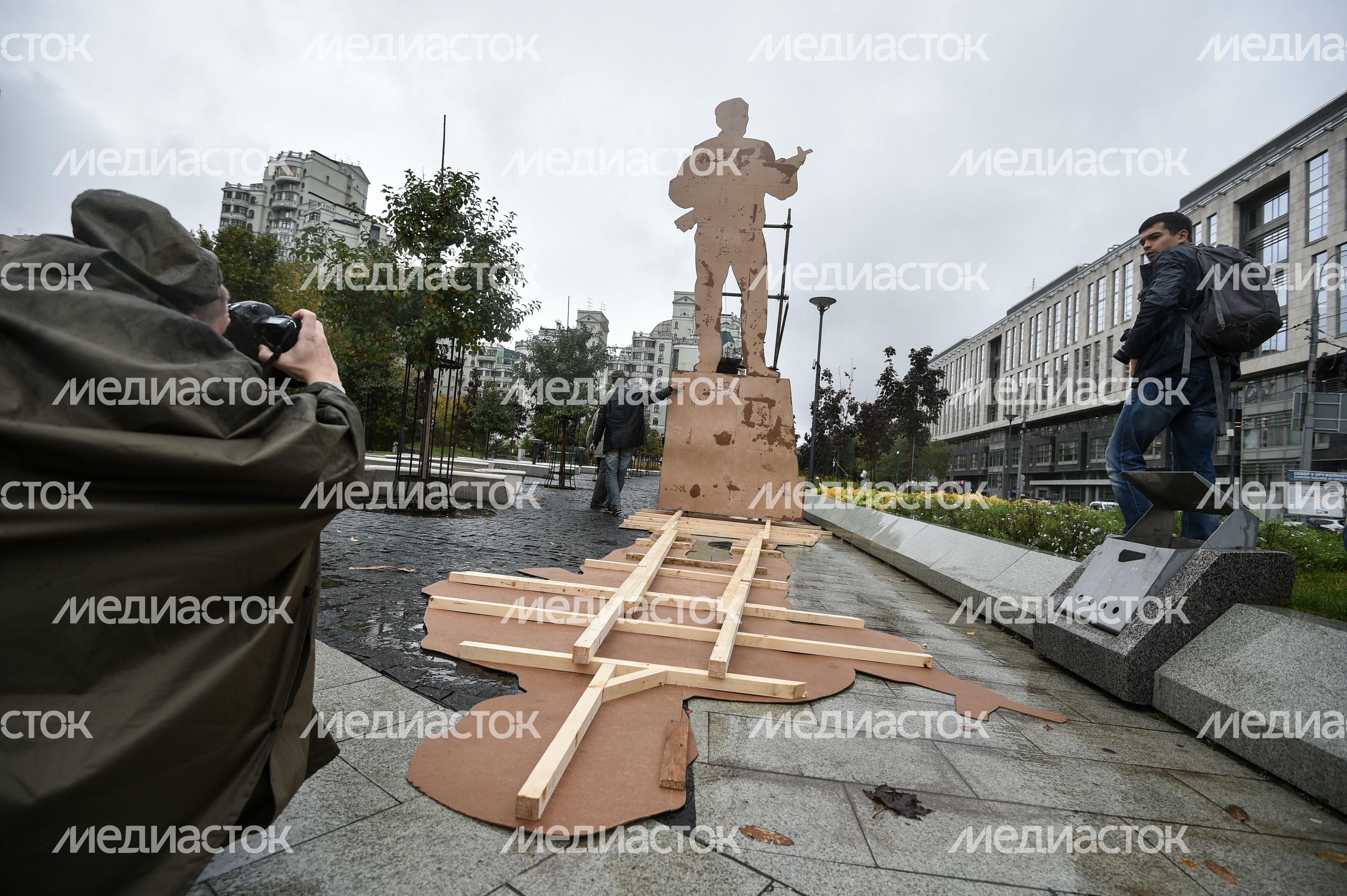 Макет памятника конструктору Михаилу Калашникову