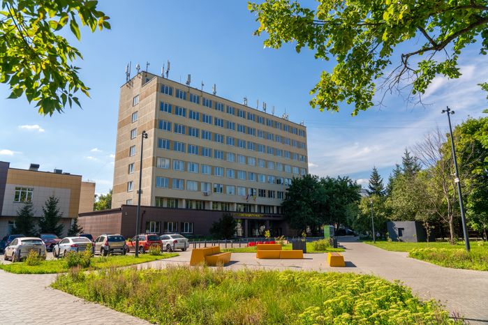 Студенческий сквер у здания РГГУ в Домодедово