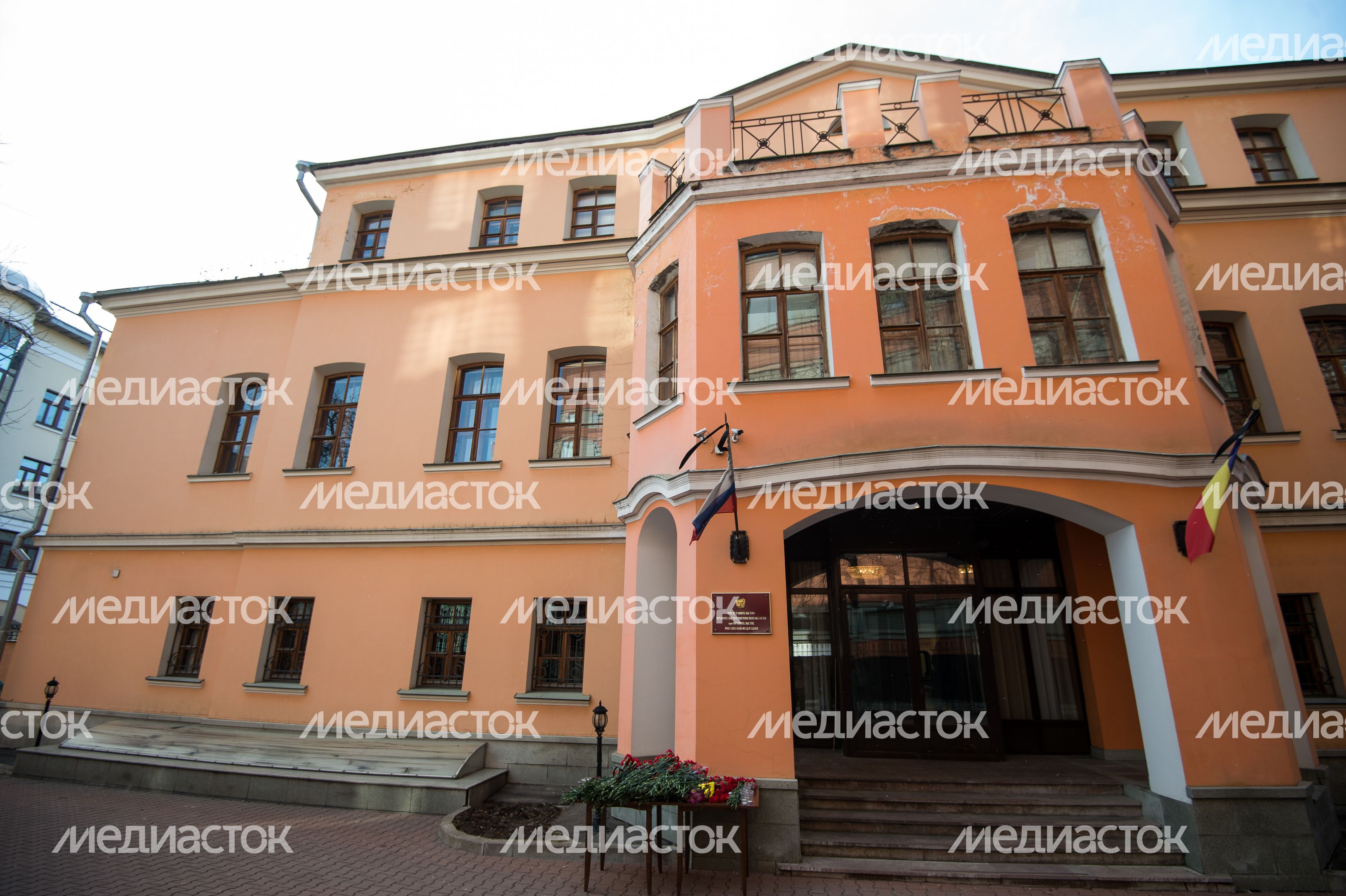 Москвичи несут цветы в знак скорби по погибшим в авиакатастрофе в Ростове-на-Дону
