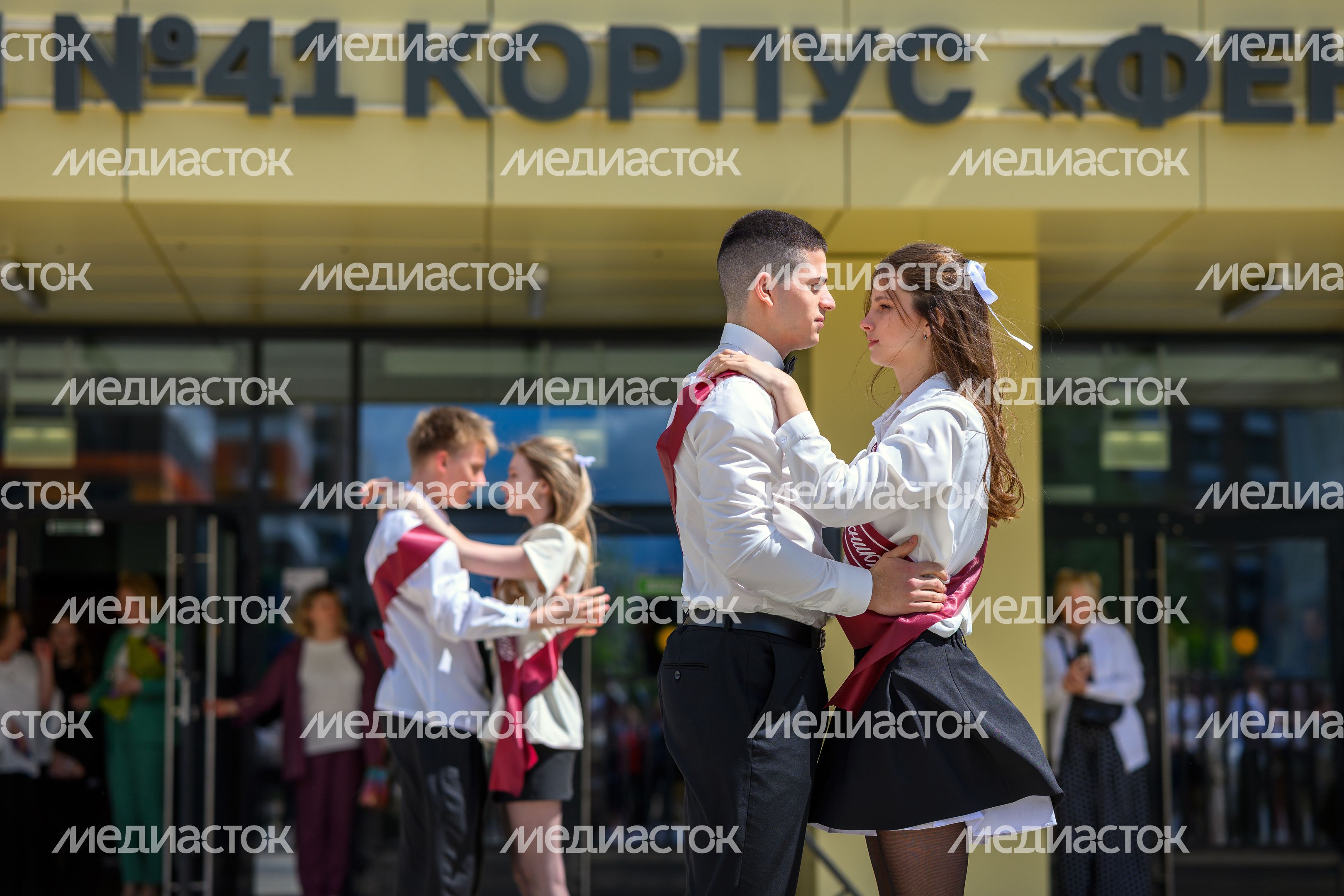 Вальс выпускников на последнем звонке в гимназии №41 - корпусе «Феникс» в ЖК «Жулебино парк» города Люберцы Вальс выпускников на последнем звонке в гимназии №41 - корпусе «Феникс» в ЖК «Жулебино парк» города Люберцы