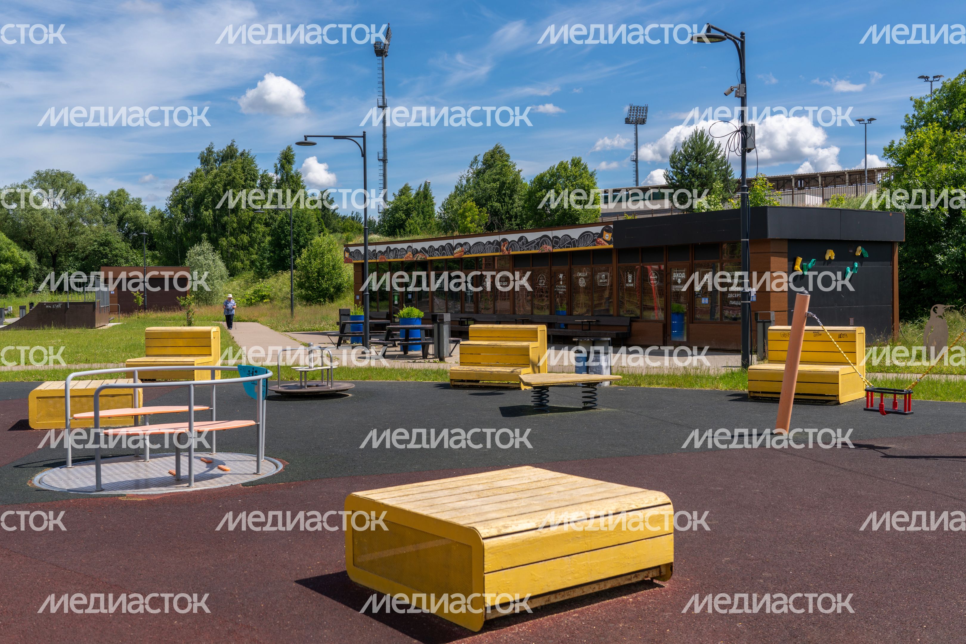 Парк у набережной реки Песочной в Истре
