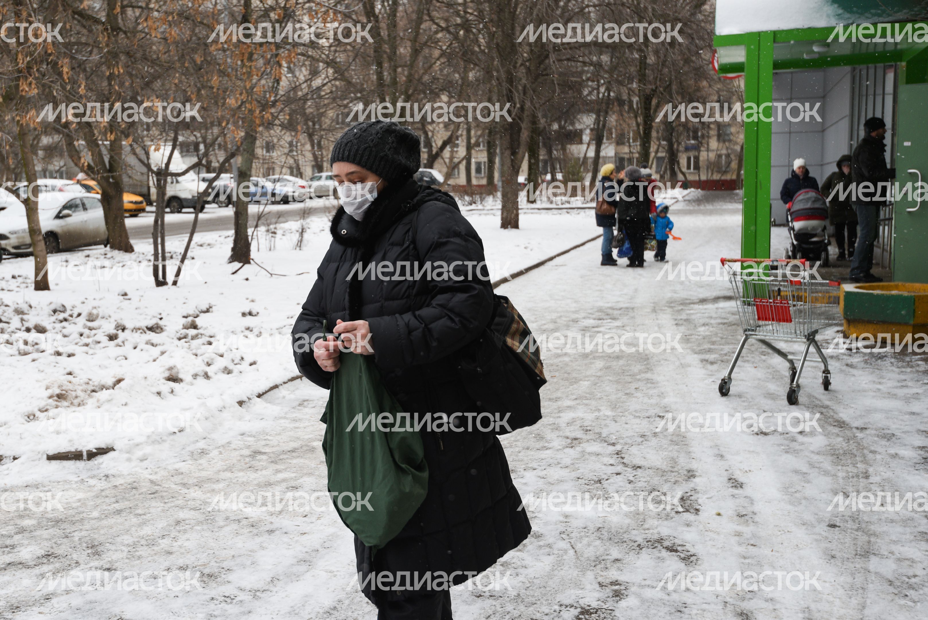 Люди в масках в период эпидемии коронавируса