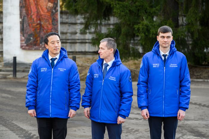 Основной экипаж космонавтов МКС-73 в составе Джонни Кима, Сергея Рыжикова и Алексея Зубрицкого