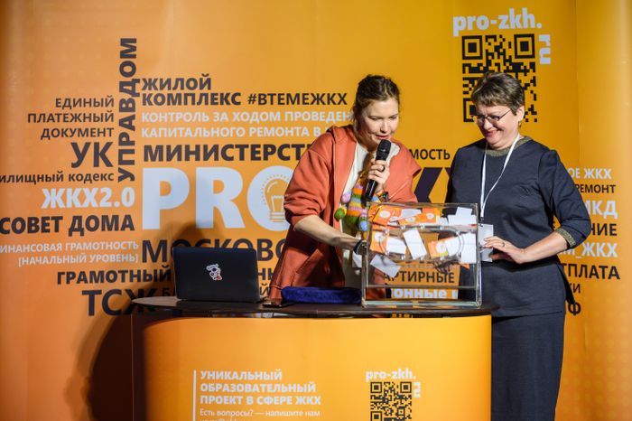 Заместитель начальника управления Министерства территориальной политики Московской области Ольга Донник у барабана