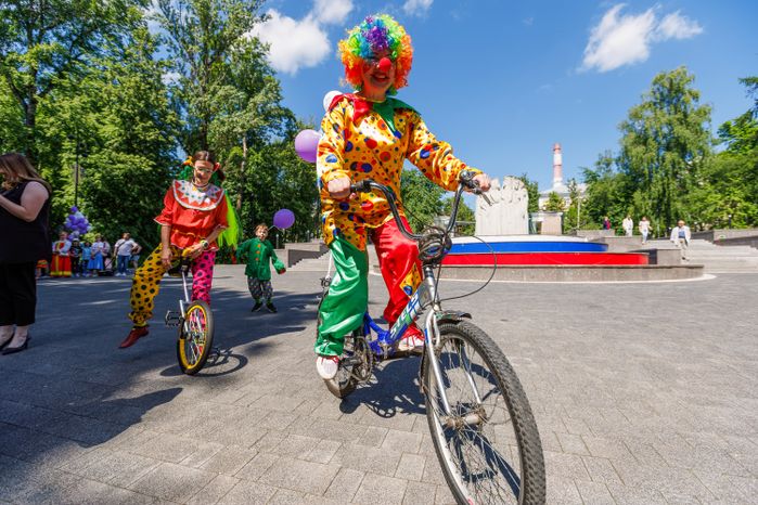 Шествие сказочных героев на открытии книжного фестиваля «Читаем вместе» в парке Мира Мытищ