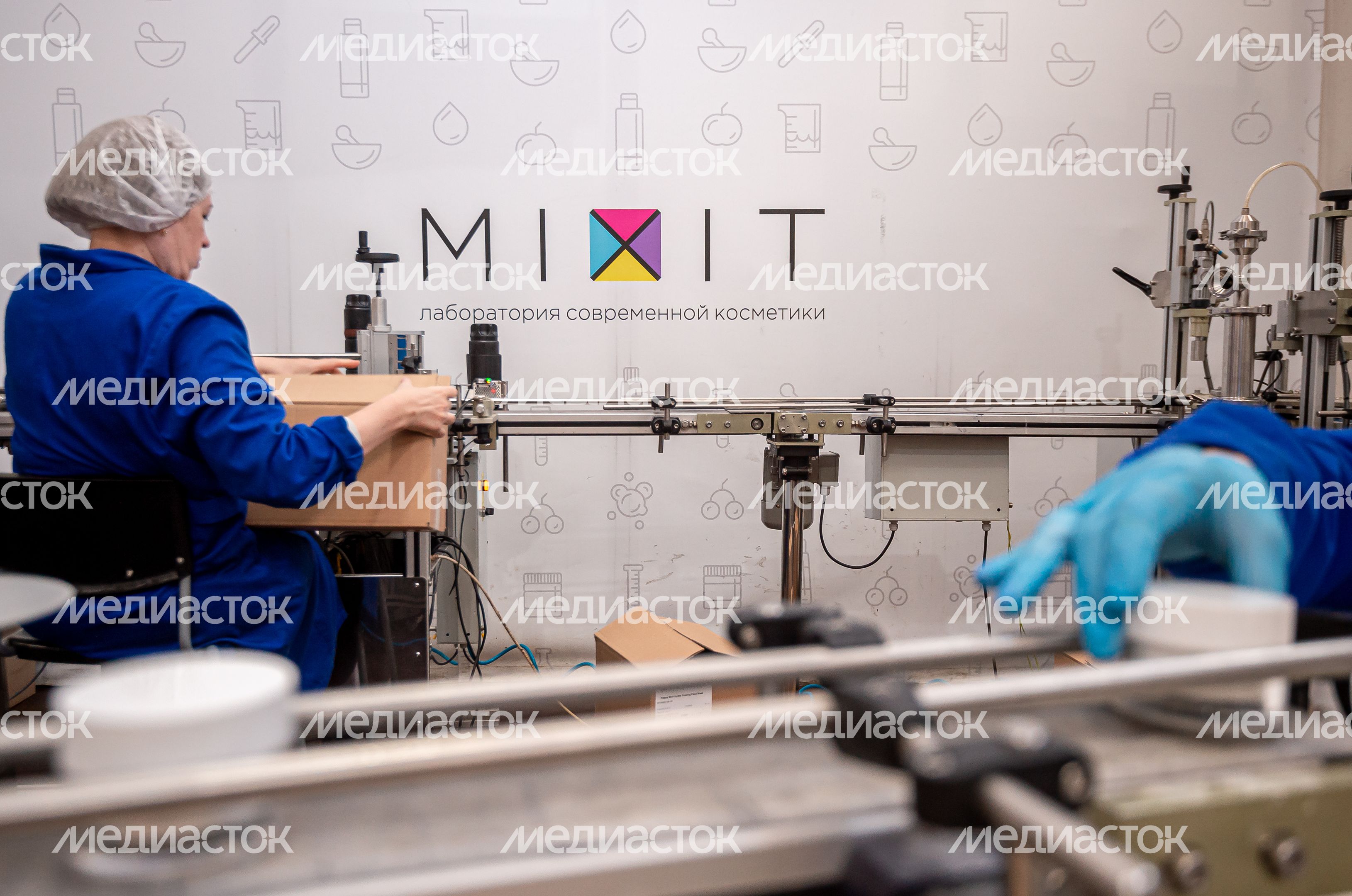 Процесс работы фабрики косметического бренда Mixit
