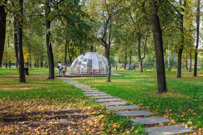 Парк на территории усадьбы Белая дача в Котельниках осенью