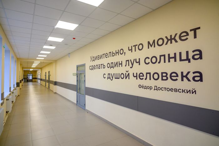 Коридор Центра образования №23 в поселке Обухово Богородского округа после капитального ремонта