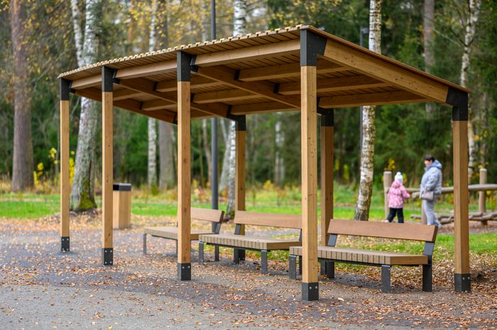 Лавочка в лесопарке «Банный лес» в Красноармейске осенью
