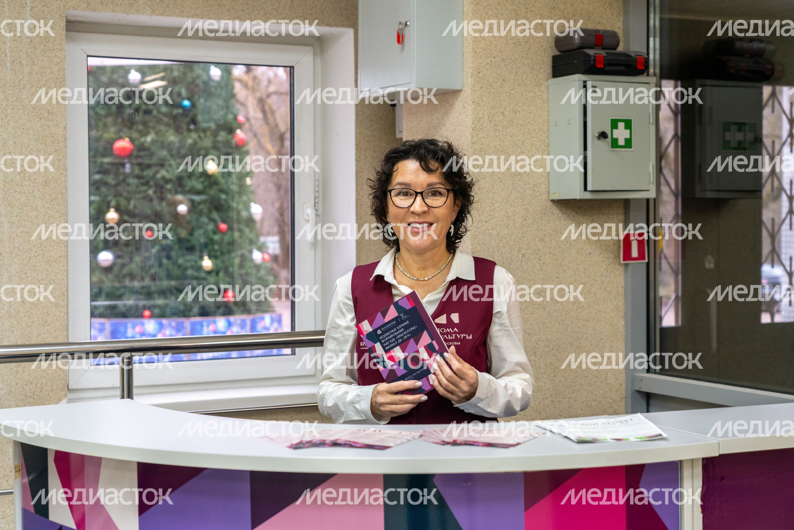 Униформа сотрудников Дом культуры «Луч» в селе Петрово-Дальнее оформлена в цветах проекта «Умный ДК» Униформа сотрудников Дом культуры «Луч» в селе Петрово-Дальнее оформлена в цветах проекта «Умный ДК»