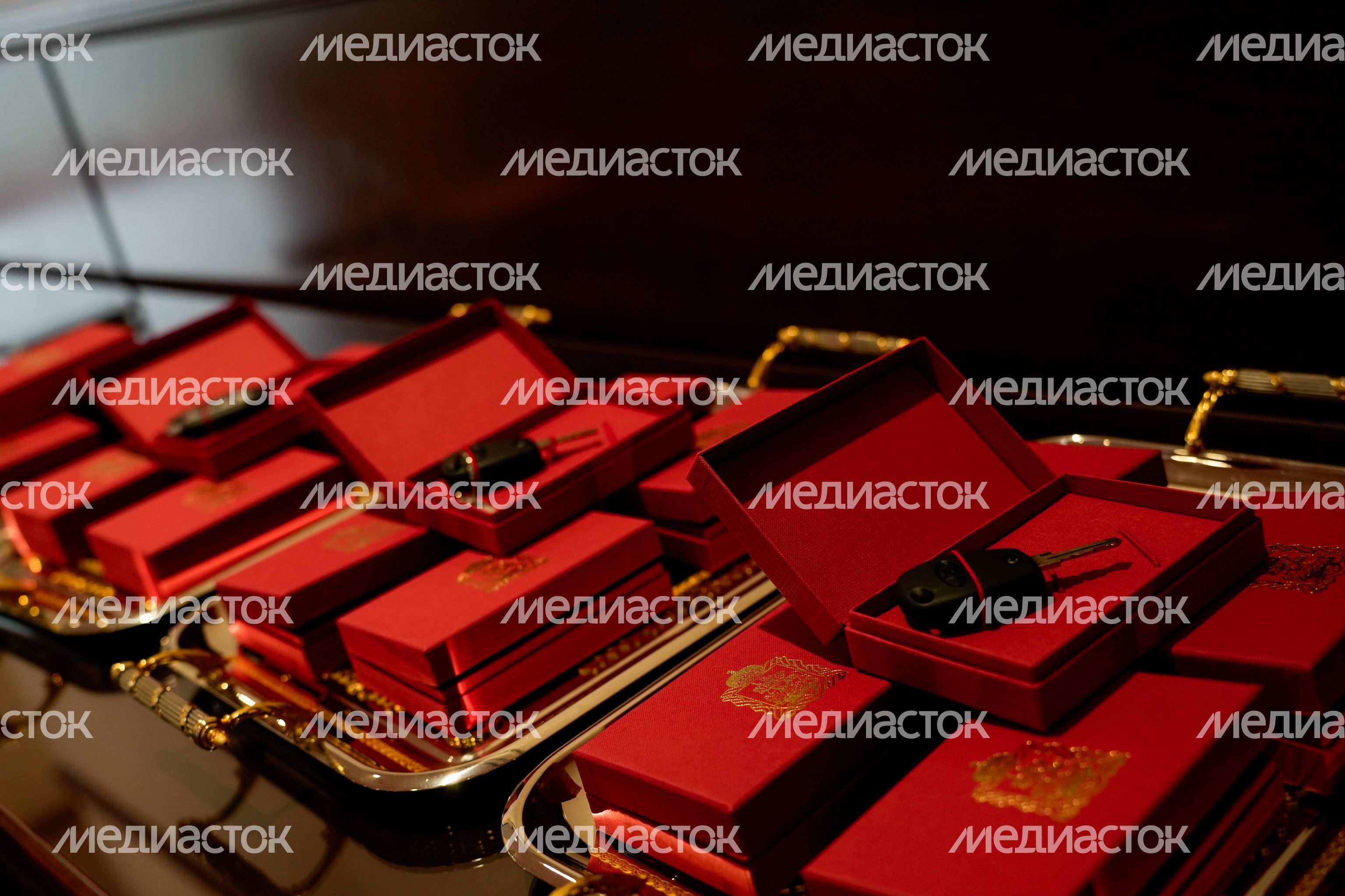 Ветеранам СВО и семьям погибших Героев вручили ключи от автомобилей Ветеранам СВО и семьям погибших Героев вручили ключи от автомобилей