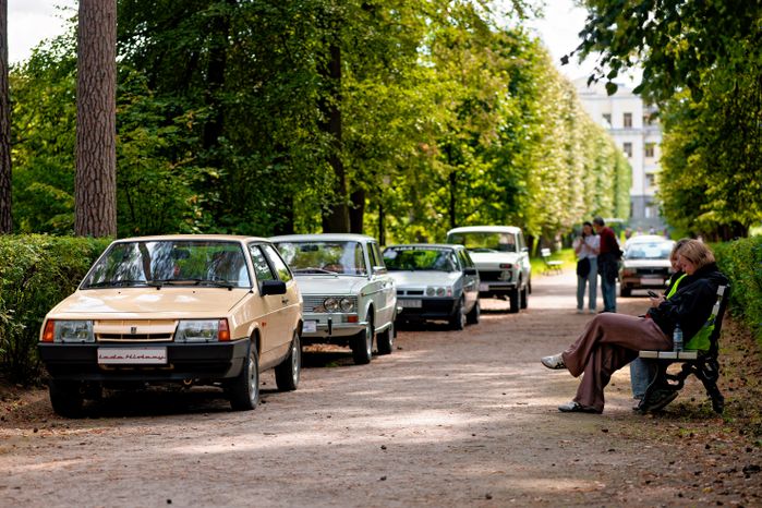 Ретроавтомобили и суперкары на автофестивале «Автовыходные в Архангельском» в округе Красногорск