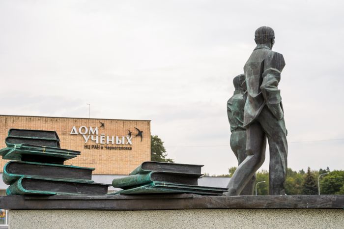 Черноголовка. Памятник Семенову и Дубовицкому