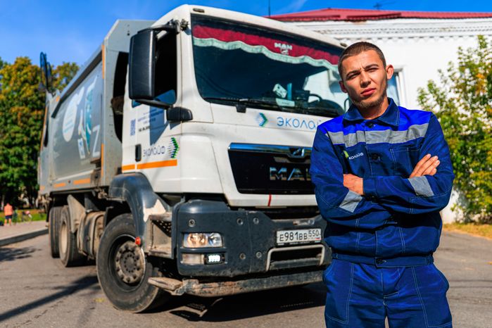 Работа мусоровоза при вывозе ТКО в Рузском округе