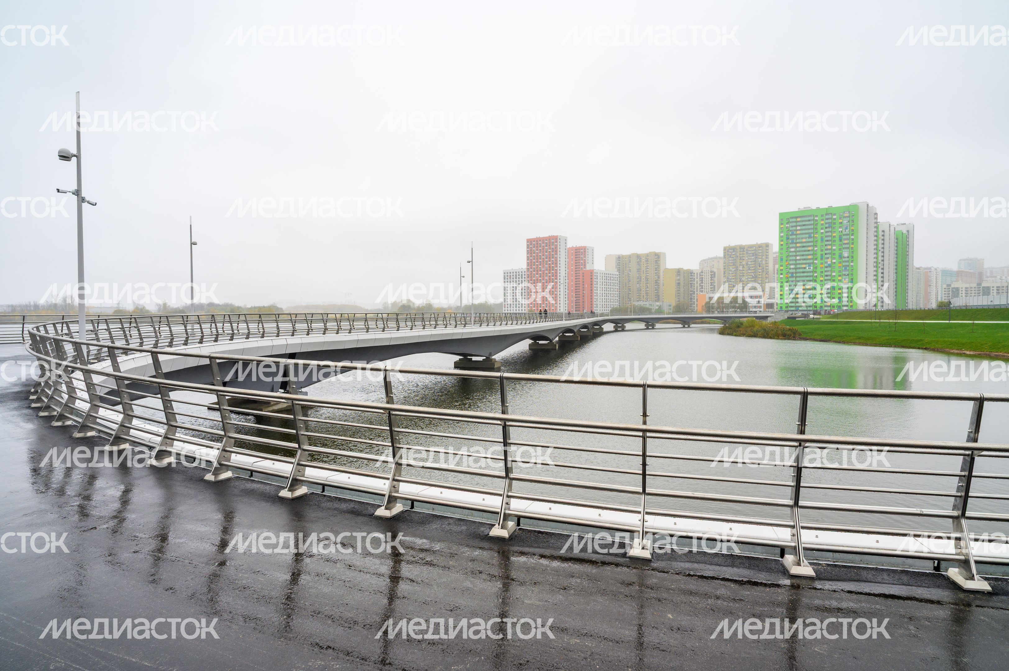 Пешеходный мост через озеро Черное соединил Люберцы и Москву Пешеходный мост через озеро Черное соединил Люберцы и Москву