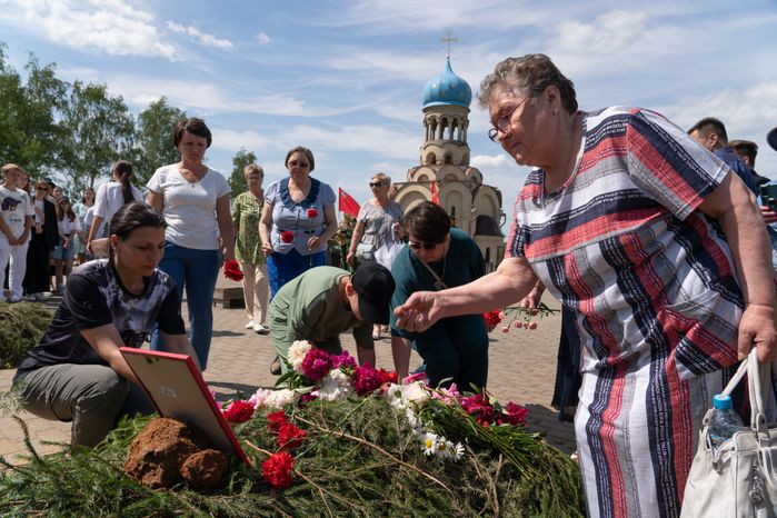 Перезахоронение солдат ВОВ в деревне Ельня
