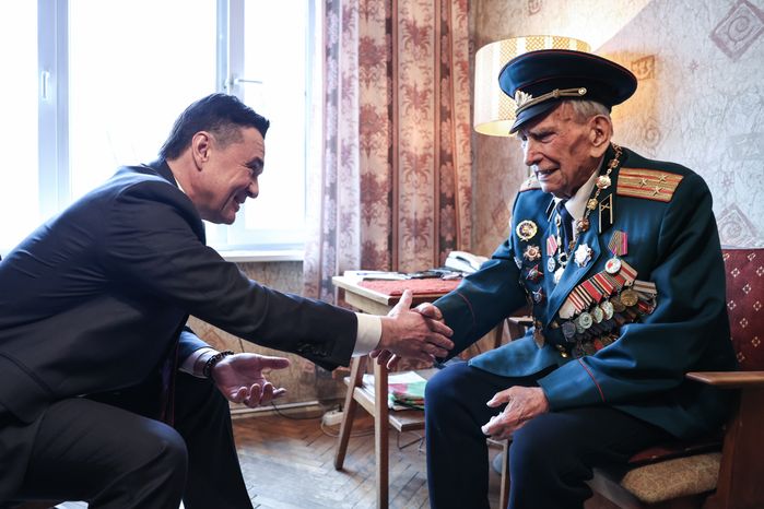 Губернатор присвоил знание Почетного гражданина ветерану Великой Отечественной войны Александру Золотову