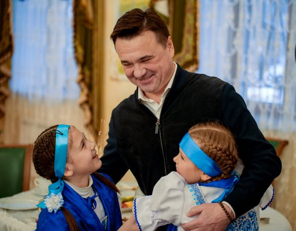 Андрей Воробьев поздравил с Новым годом воспитанниц детского приюта при Покровском монастыре