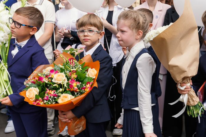 Первоклассники 1 сентября на линейке в школе