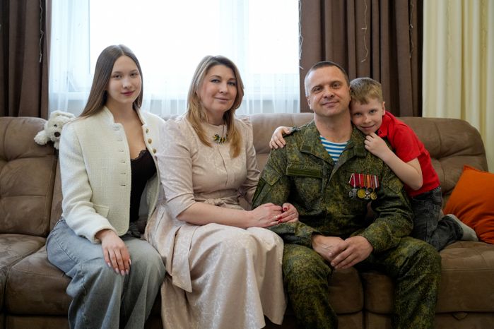 Губернатор навестил героя СВО и его семью в Электрогорске