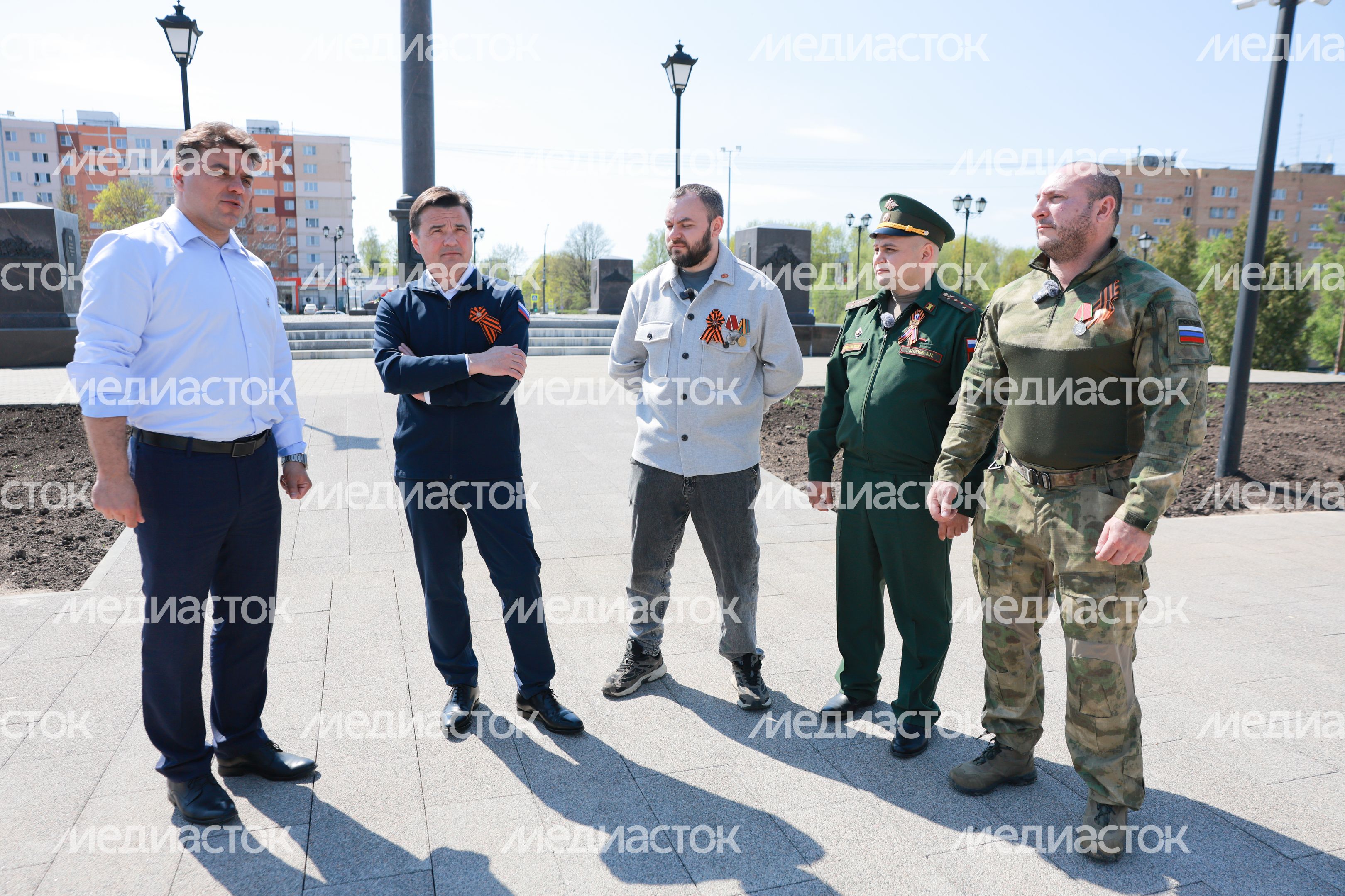 Андрей Воробьев вместе с ветеранами СВО возложил цветы к стеле в Можайске Андрей Воробьев вместе с ветеранами СВО возложил цветы к стеле в Можайске