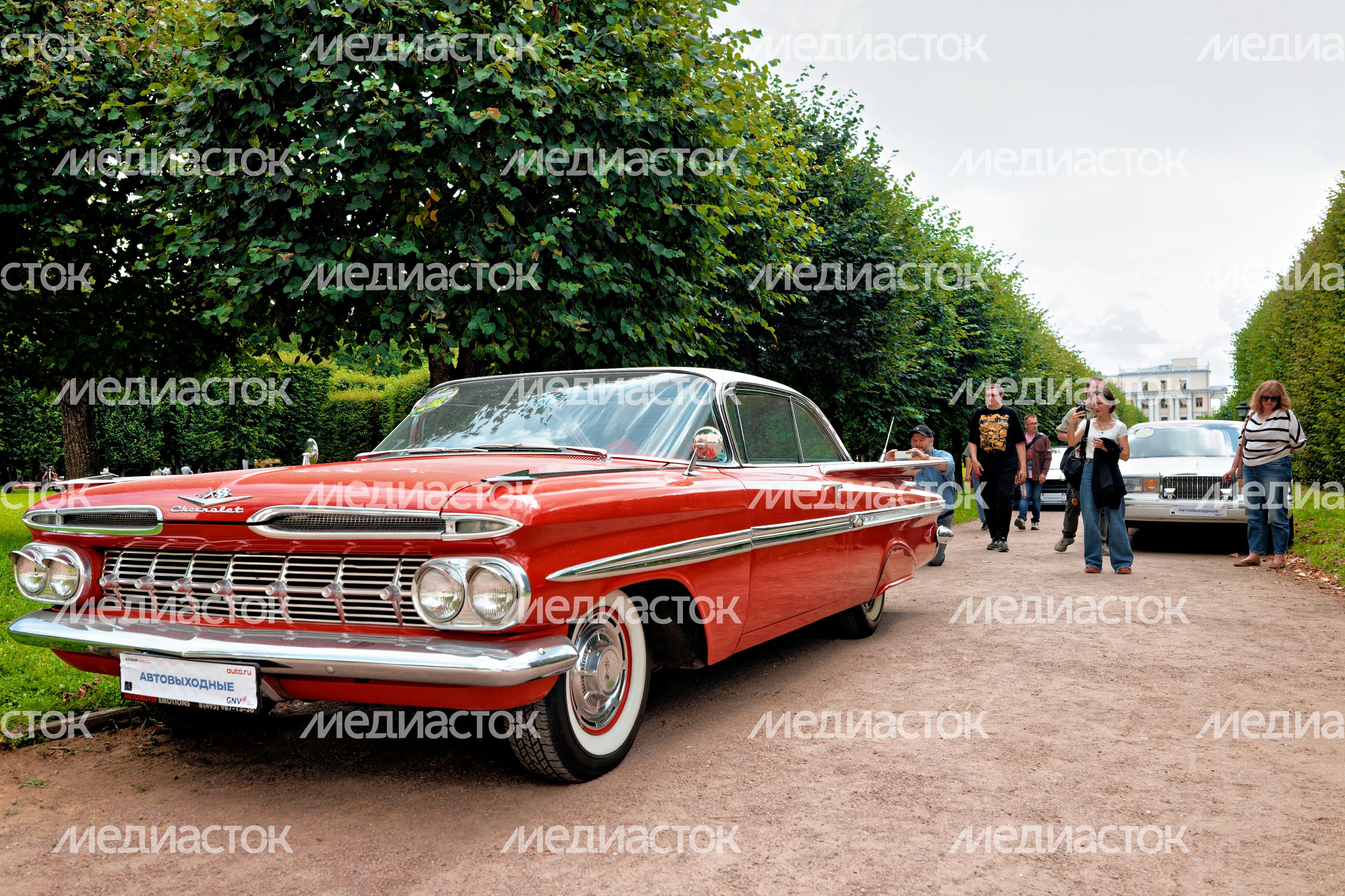 Ретроавтомобили и суперкары на автофестивале «Автовыходные в Архангельском» в округе Красногорск